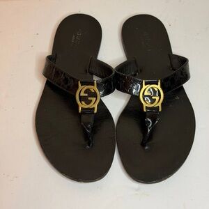 Gucci Women's Flat Thong Sandals Black Patent Leather Gold GG Logo Size 35